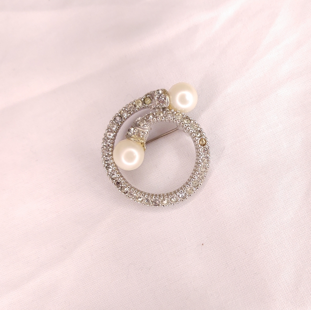 Elegant Silver and Pearl Women's Jewelry